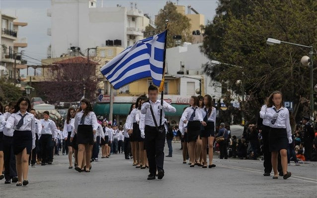 Με κλήρωση οι σημαιοφόροι στο Δημοτικό και επίσημα παρά το σάλο